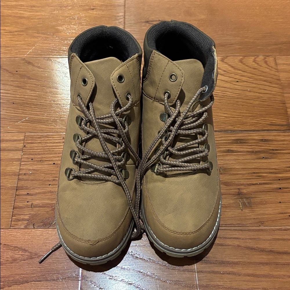 The Children’s Place boys boots size 5